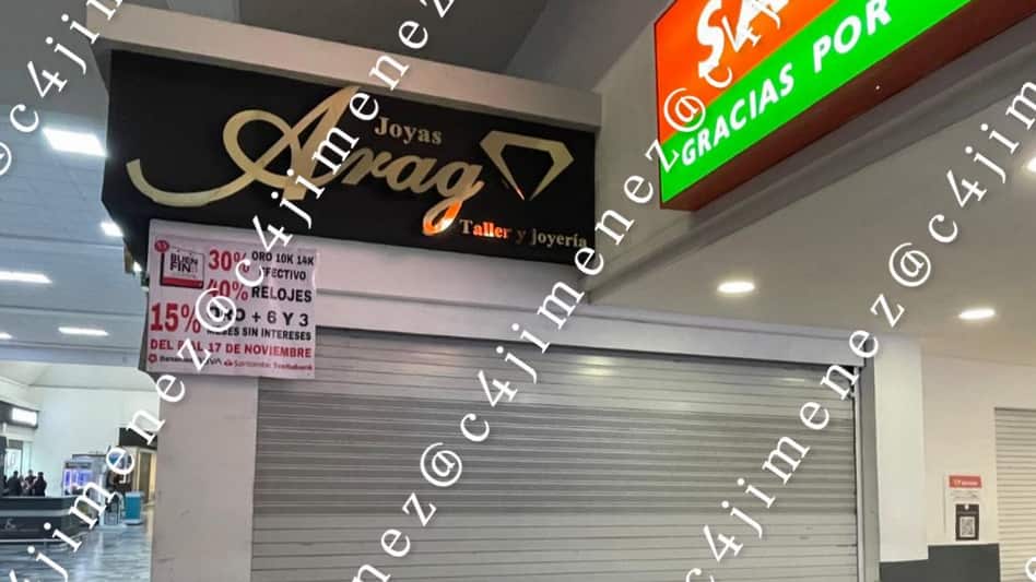 Cuatro sujetos encapuchados ingresaron a la joyería, rompieron vitrinas y robaron piezas de oro antes de escapar.