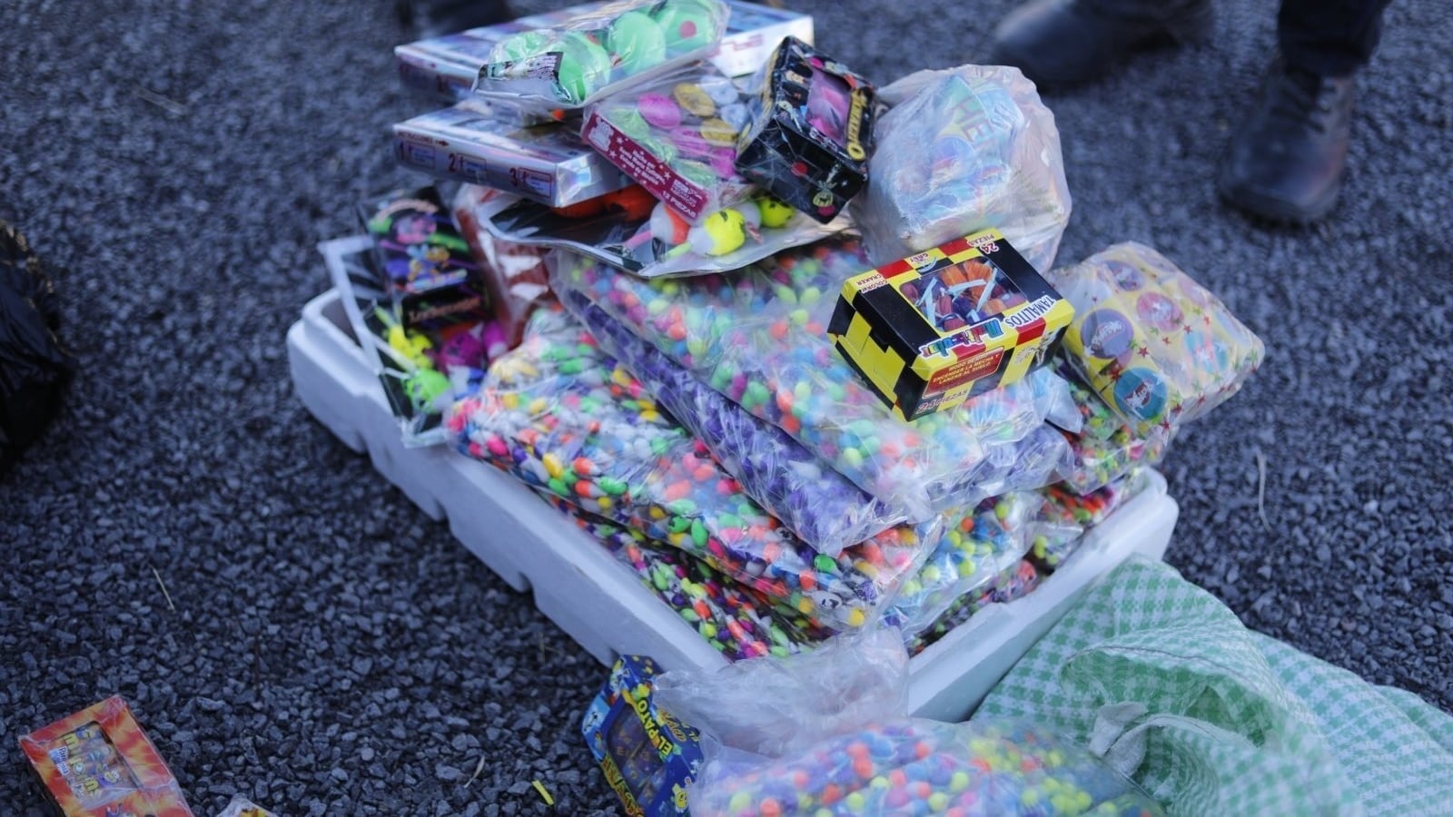 Protección Civil realizó operativos en mercados y tianguis para evitar la venta ilegal de pirotecnia.