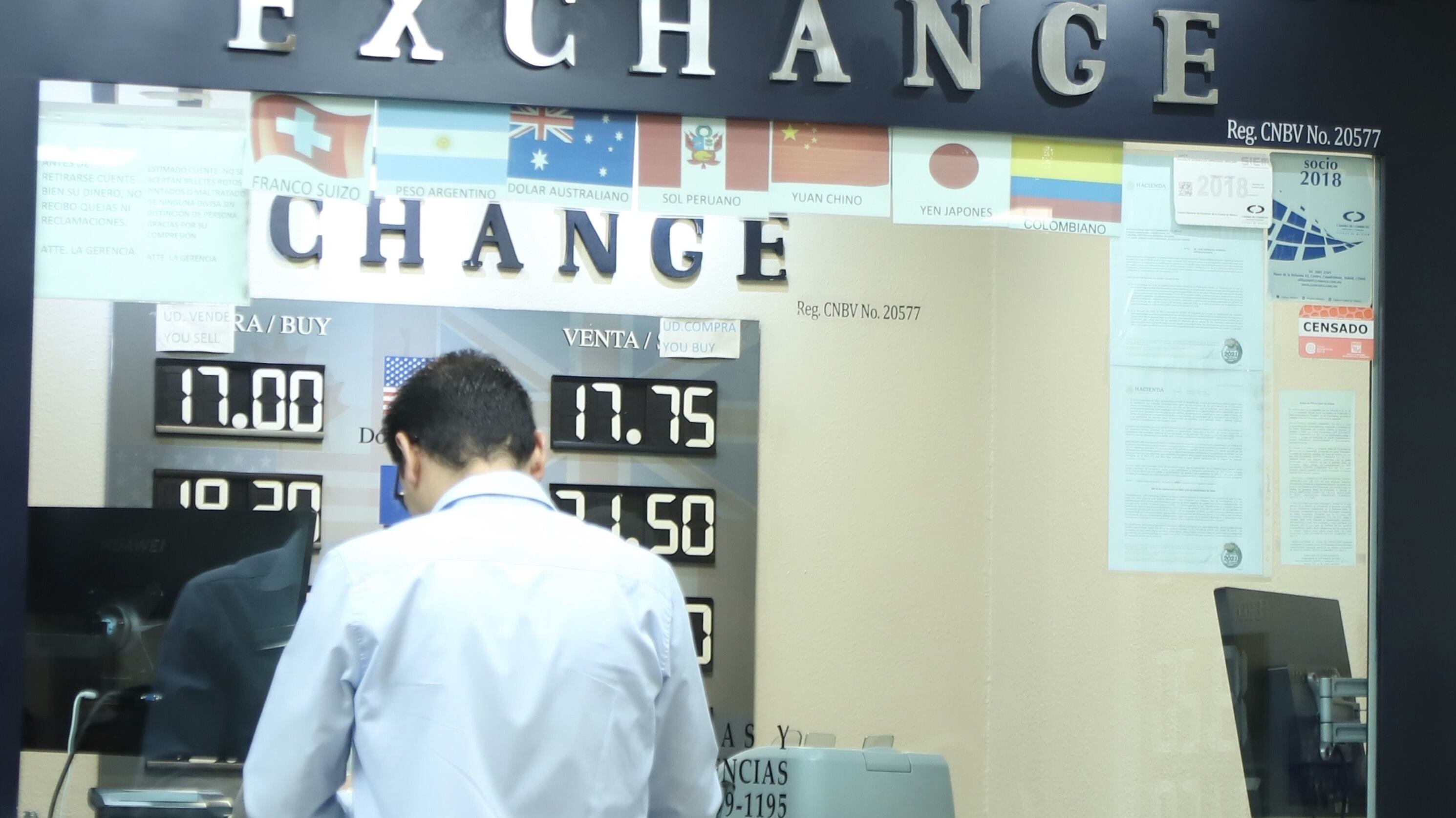 El peso mexicano continúa con su racha con respecto al tipo de cambio frente al dólar estadounidense en casas de cambio del aeropuerto.