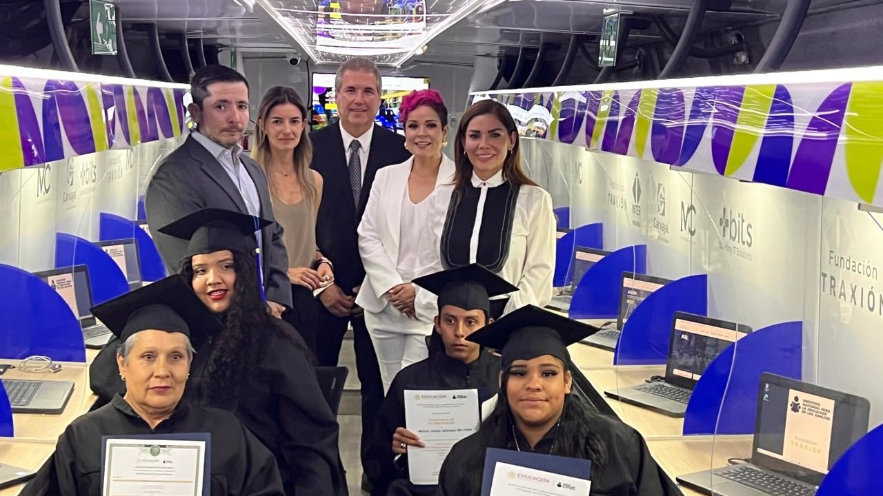 El aula móvil es una herramienta para combatir el rezago en la educación.