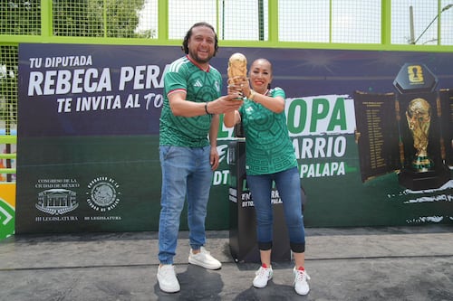 “La Copa en tu Barrio” con Héctor Reynoso llena de emoción a Iztapalapa con réplica del Mundial 2026