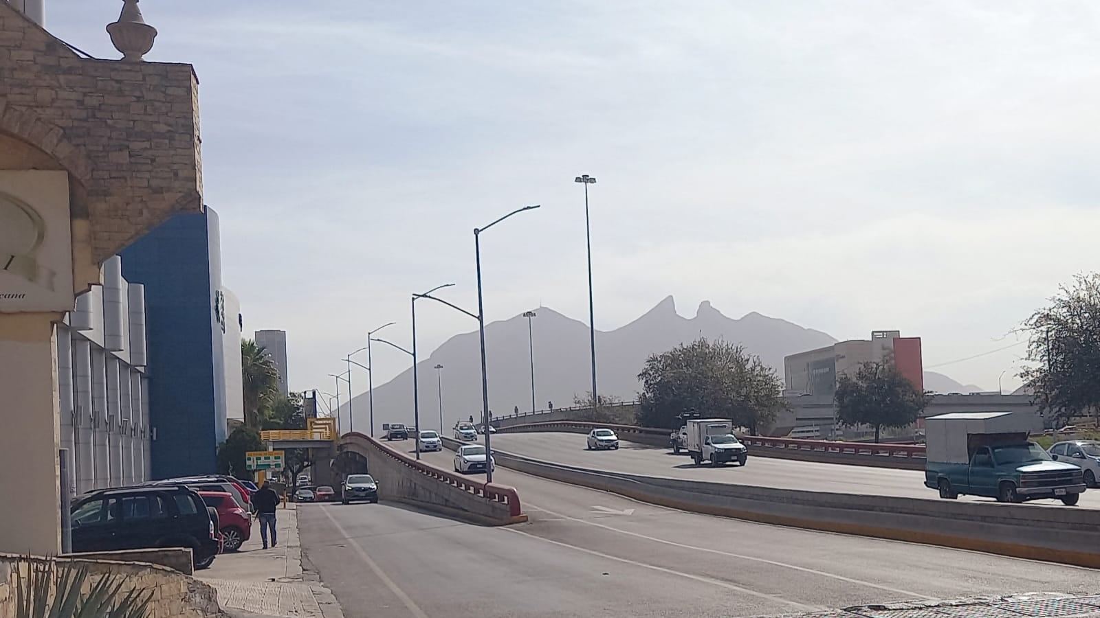 La capa de contaminación es visible desde diferentes ángulos de la ciudad.
