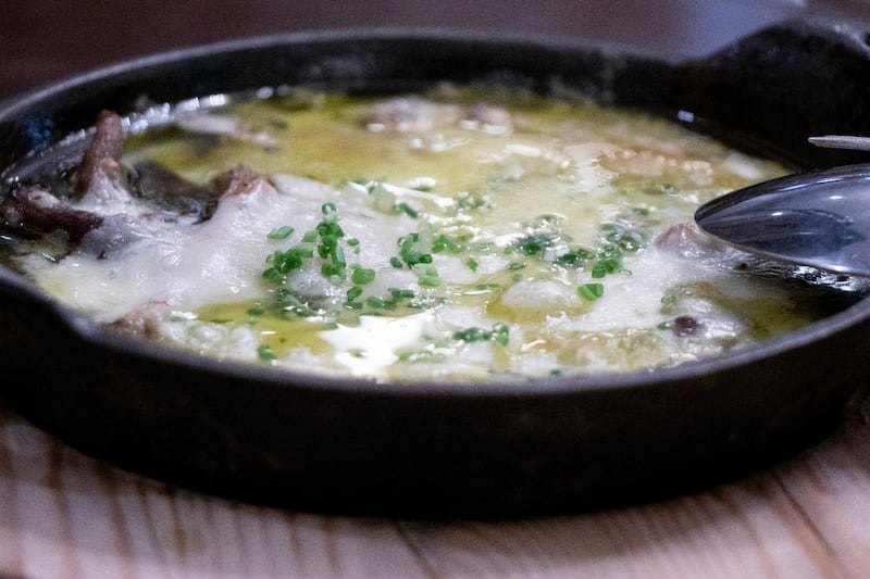 Gran Cantina Filomeno ofrece una experiencia única en una casona histórica frente al Parque Río de Janeiro, donde el chef Alfredo González prepara un chile en nogada que respeta la tradición y te transporta al México de principios del siglo XX