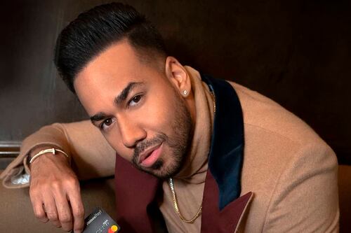 Romeo Santos fue sorprendido por fanático en el escenario
