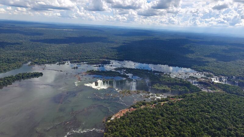 Te contamos cómo llegar a las Cataratas de Iguazú y cuáles son las experiencias imperdibles para aprovechar al máximo una escapada corta llena de naturaleza y emoción