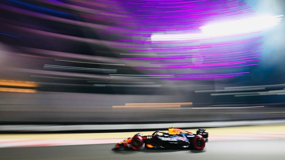 En vísperas del regreso del piloto a la Fórmula 1, presentan prendas de edición especial que conectan con su historia, con su afición y con las carreras de autos, en alianza con Maja Sportswear. Foto: Sergio Pérez.