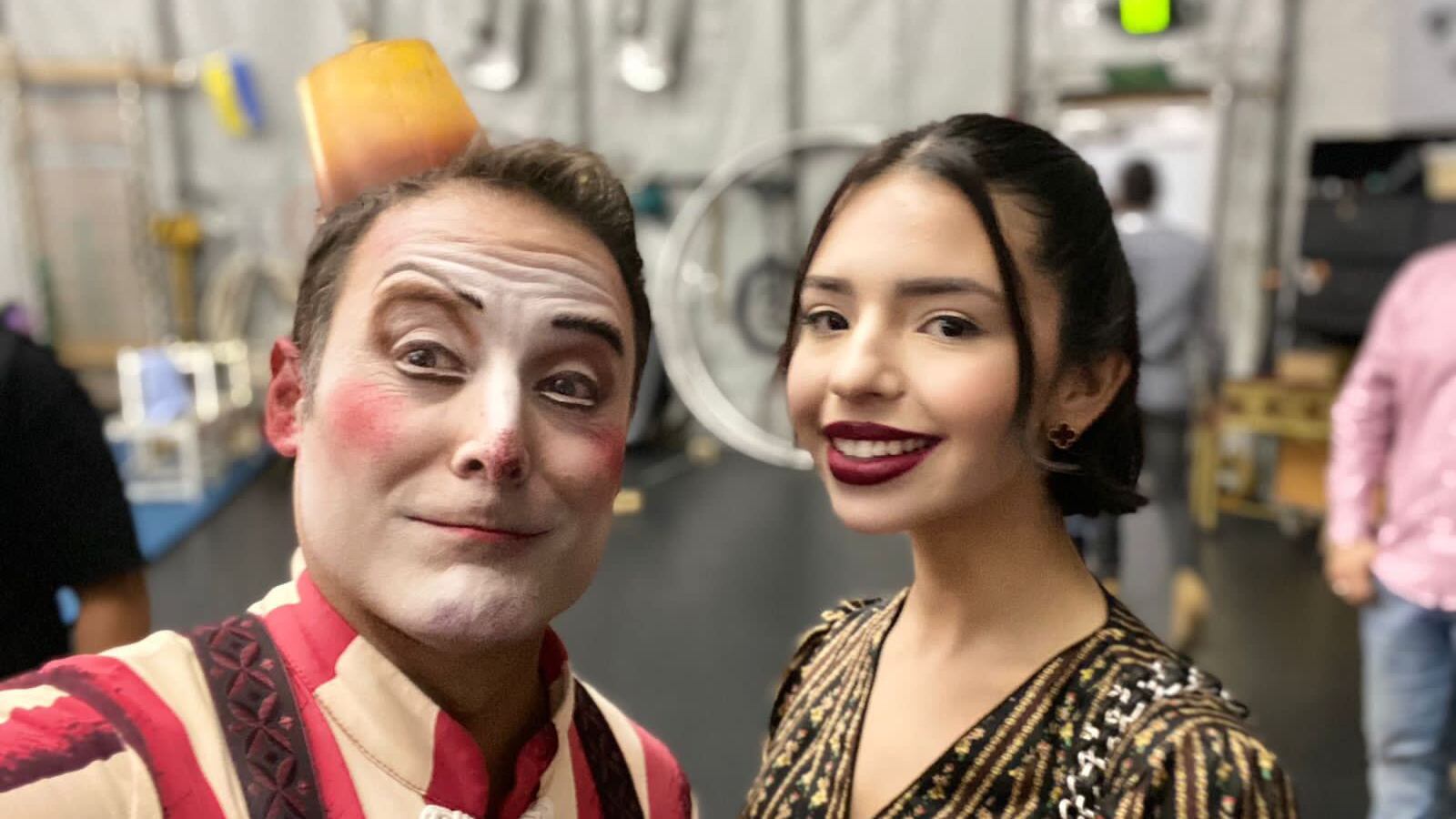 Ángela y Leonardo Aguilar disfrutaron el espectáculo y convivieron con los artistas de la compañía canadiense.