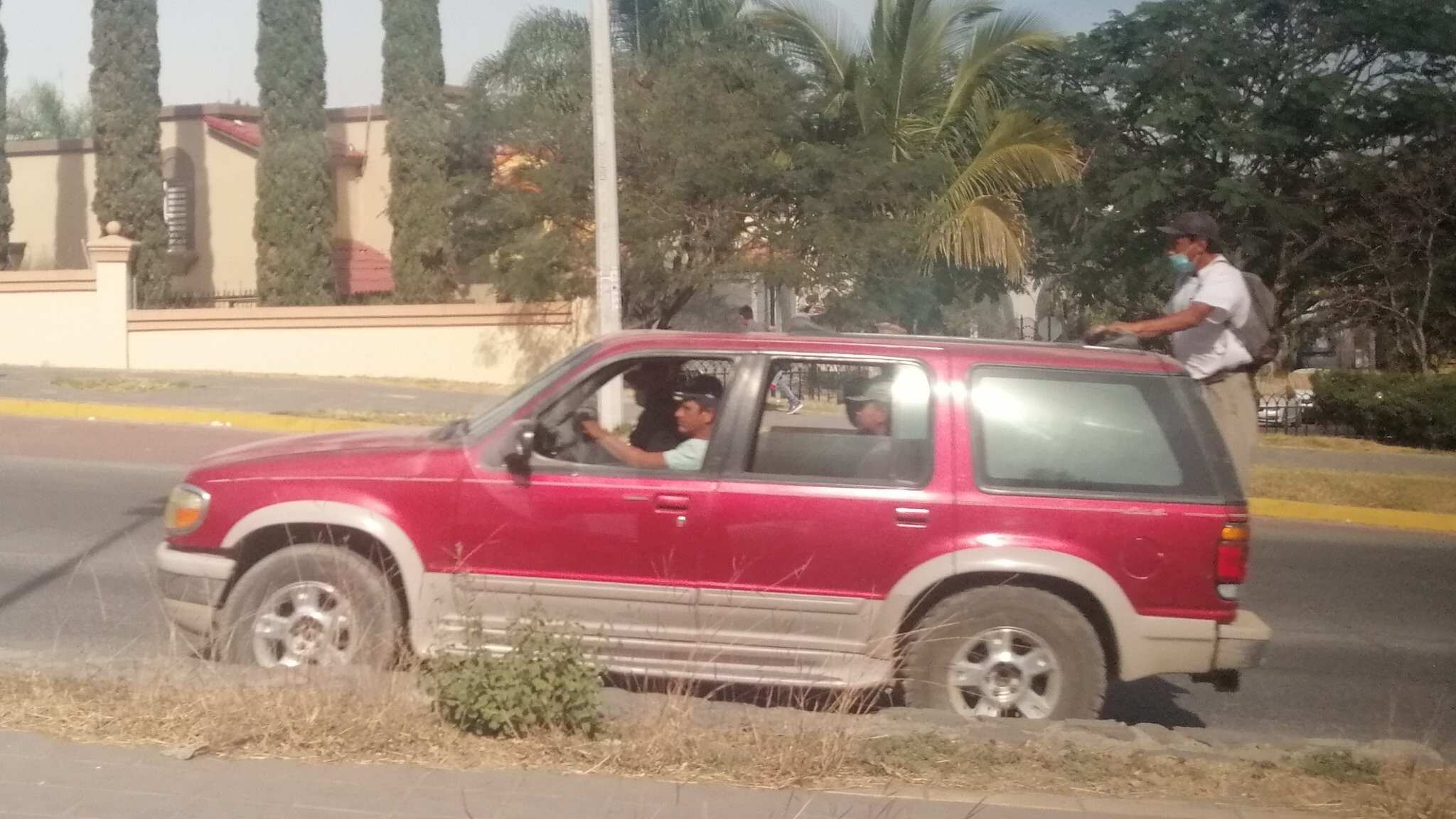 Por medio de redes sociales los habitantes del fraccionamiento Urbiquinta han denunciado la presencia de los grupos de choque.