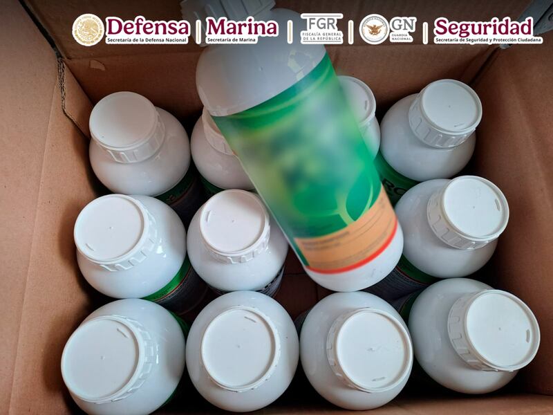 Descubren cargamento de metanfetamina líquida en botes de abono y fertilizante en Sonora