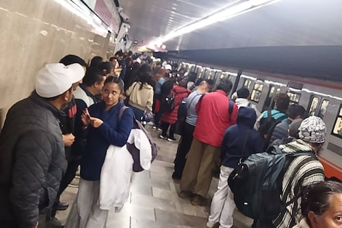 Retiro de tren en esta línea del Metro de la CDMX desata caos de hasta 10 minutos de espera