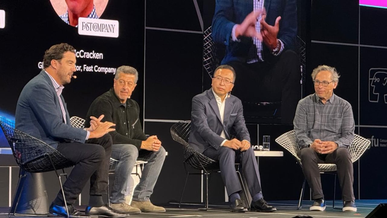 Mark Linton de Microsoft, Alex Katouzian de Qualcomm, George Zhao de Honor y Harry McCracken de Fast Company, participaron en el simposio sobre la convergencia de la IA y ARM