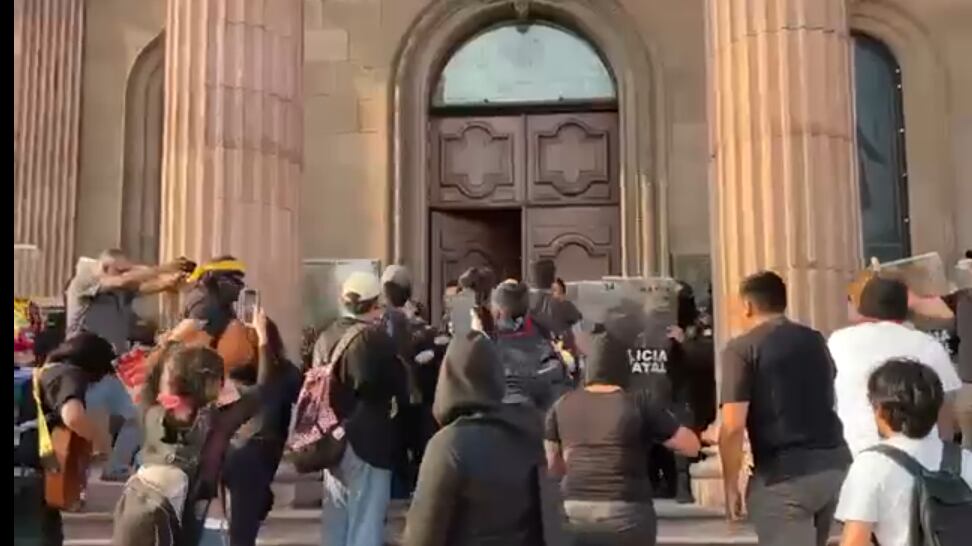 Los manifestantes primero bloquearon la Avenida Constitución y después se dirigieron a la Explanada de los Héroes.
