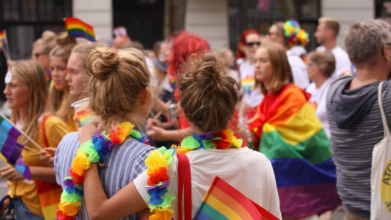 En una comunidad en Estados Unidos les han prohibido colocar banderas LGBTQ+ (Dreamstime).