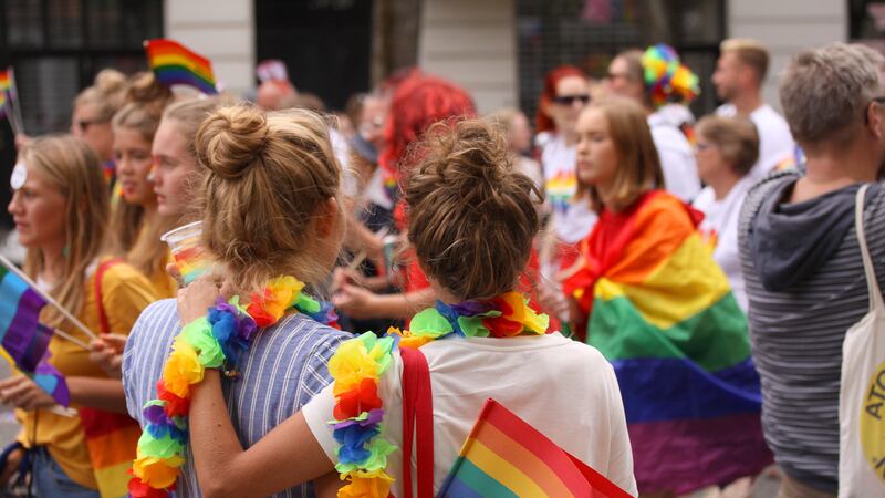 En una comunidad en Estados Unidos les han prohibido colocar banderas LGBTQ+ (Dreamstime).