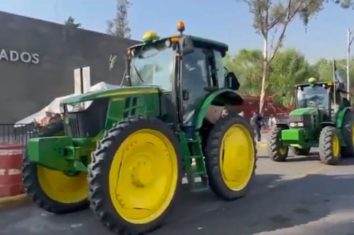 Agricultores llegan en tractores tras dictamen de la Ley de Aguas