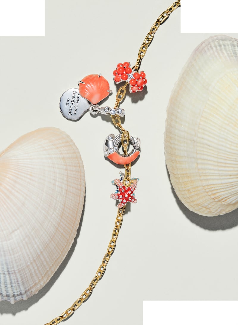Azules profundos, turquesas brillantes y acentos coralinos que transforman charms, collares y brazaletes en piezas cargadas de historias, recuerdos y sueños de verano