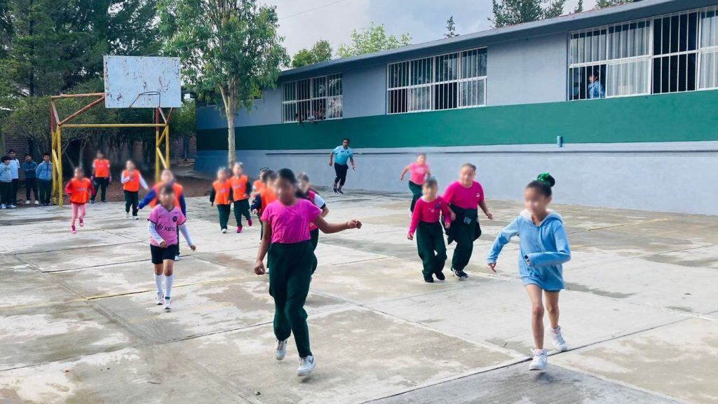 Con balones nuevos y mucho entusiasmo, estudiantes de primaria en Guanajuato descubren que en la cancha también se aprenden valores.