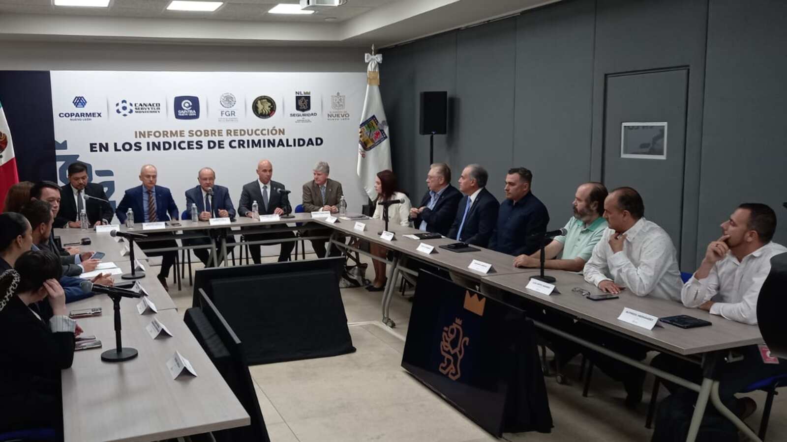 Fue una reunión rápida entre Gobierno y cámaras empresariales.