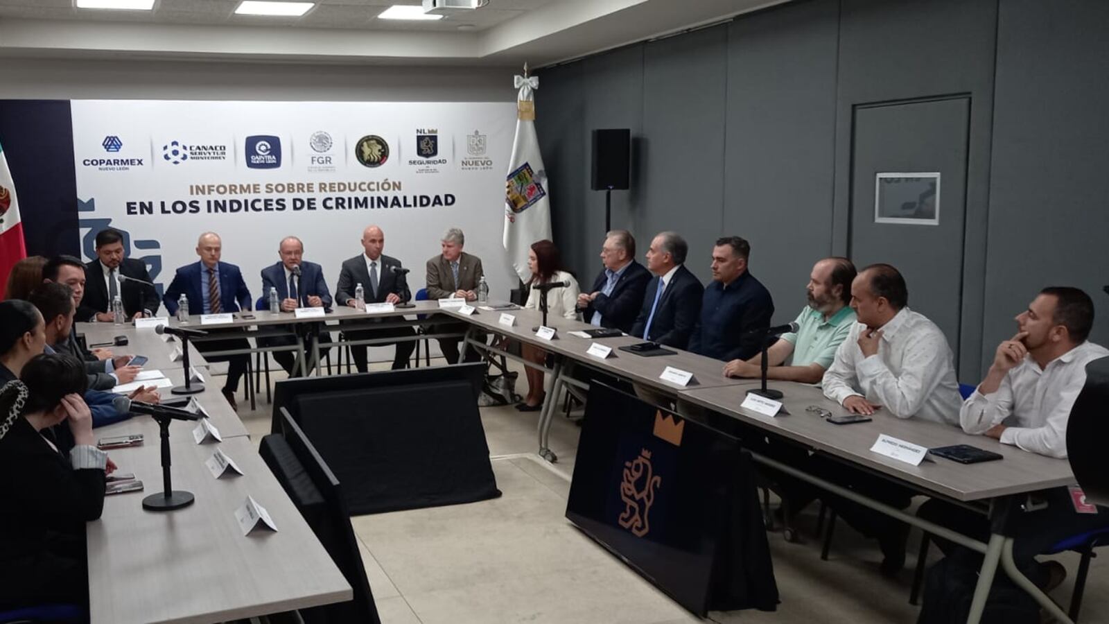 Fue una reunión rápida entre Gobierno y cámaras empresariales.