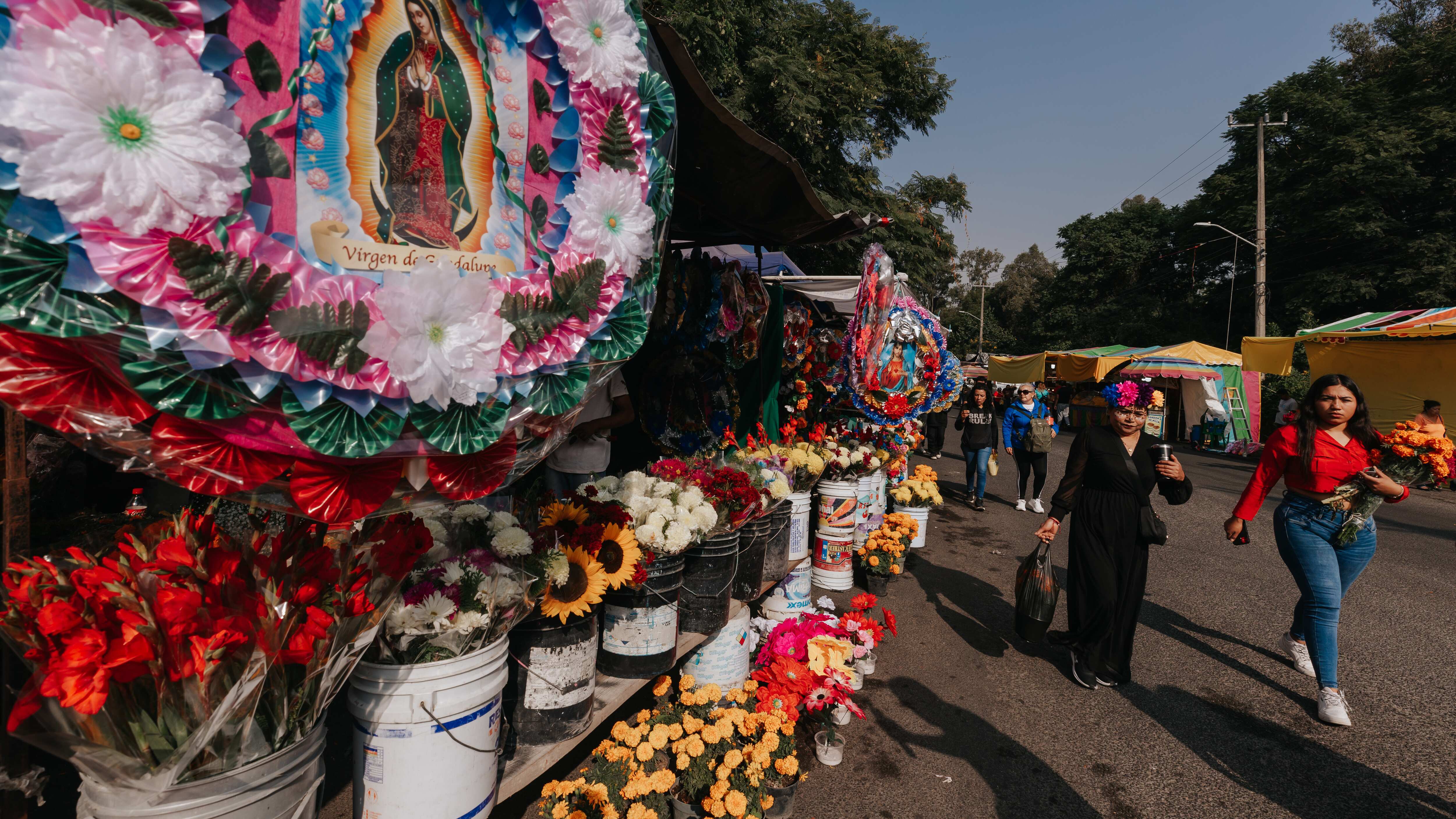 Miles de ciudadanos visitaron a sus seres queridos en los cinco cementerios municipales de Guadalajara, en medio de flores, papel picado, fotografías y ofrendas, no reportaron incidentes graves en ninguno de los cementerios.