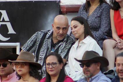 En un encuentro inesperado y lleno de camaradería, el renombrado matador de toros, José Mari Manzanares, tuvo el privilegio de visitar al reconocido cantante mexicano, Alejandro Fernández, en el backstage durante la celebración de la Feria de San Marcos. Este encuentro entre dos figuras destacadas en sus respectivos ámbitos no pasó desapercibido para los presentes, quienes presenciaron un intercambio ameno y lleno de admiración mutua.