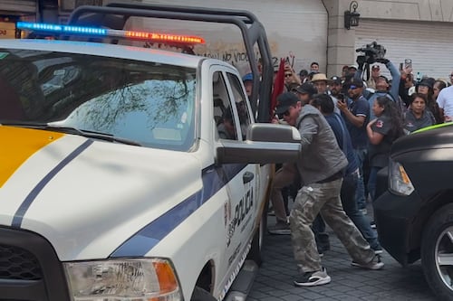 CNTE se enfrenta con policías en el Zócalo CDMX; pinchan llantas de patrullas durante paro nacional