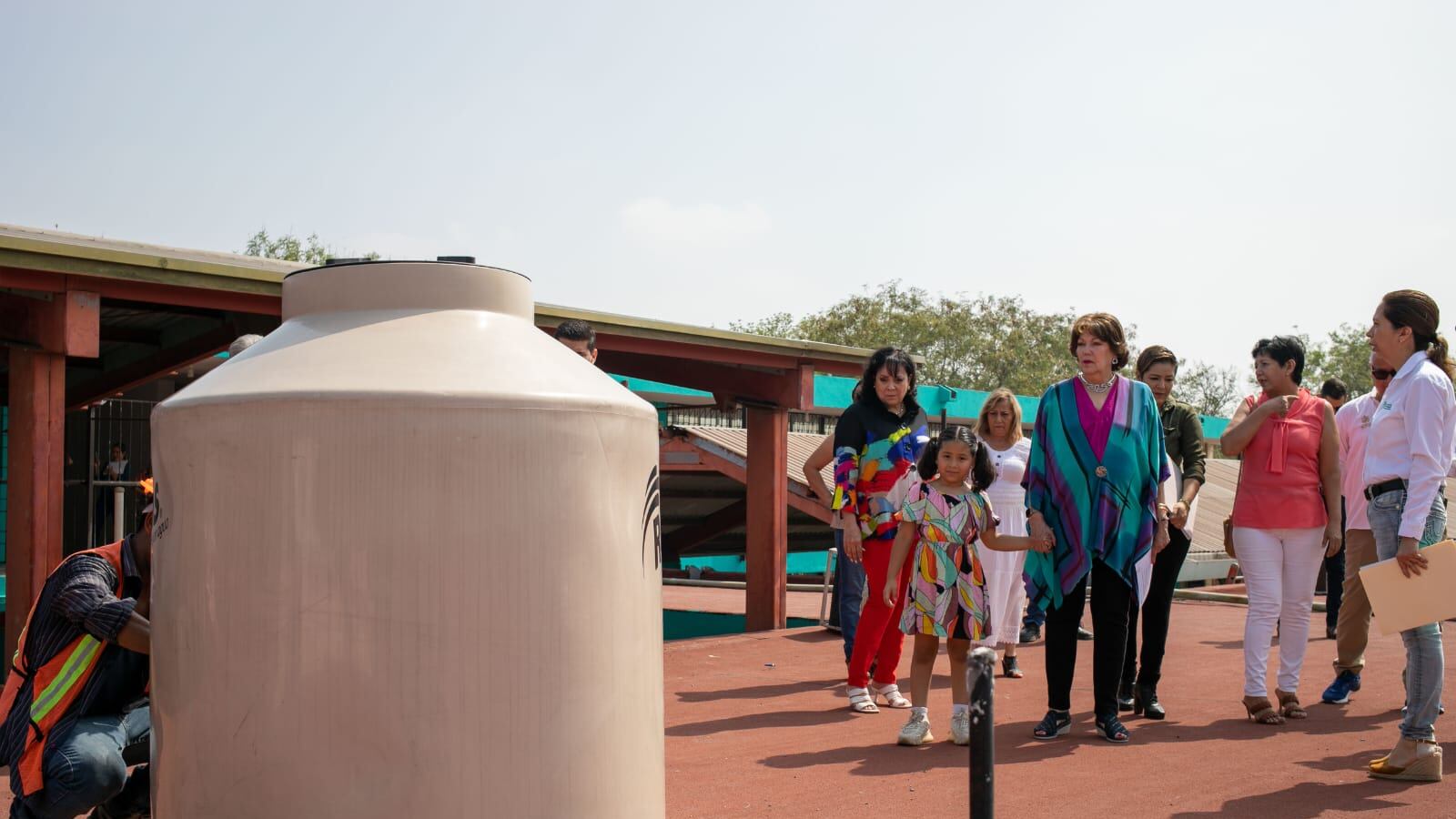 Sofialeticia Morales Garza, acompañada de padres de familia, supervisaron instalaciones.