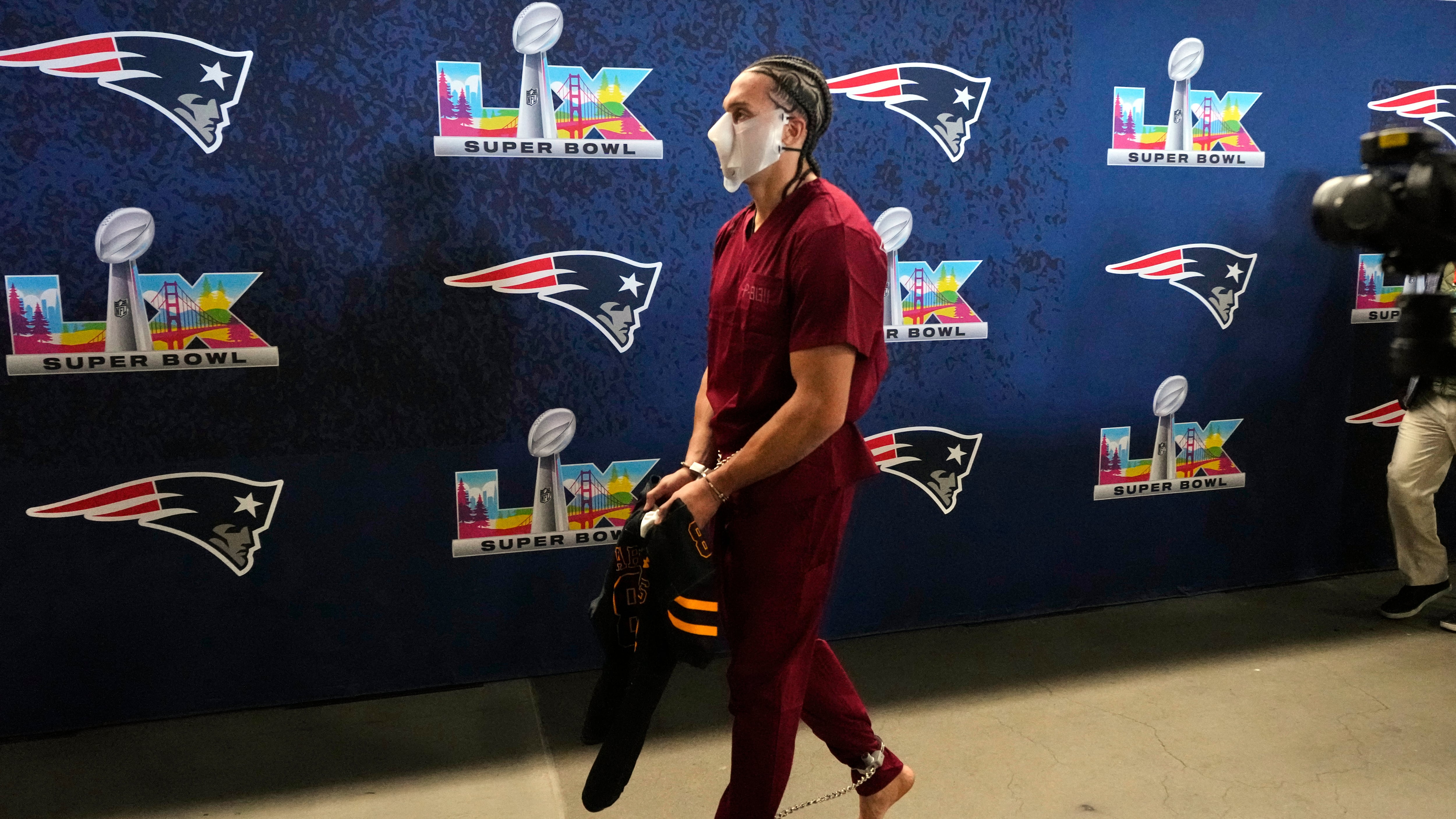 Mack Hollins llegó al Super Bowl LX esposado.