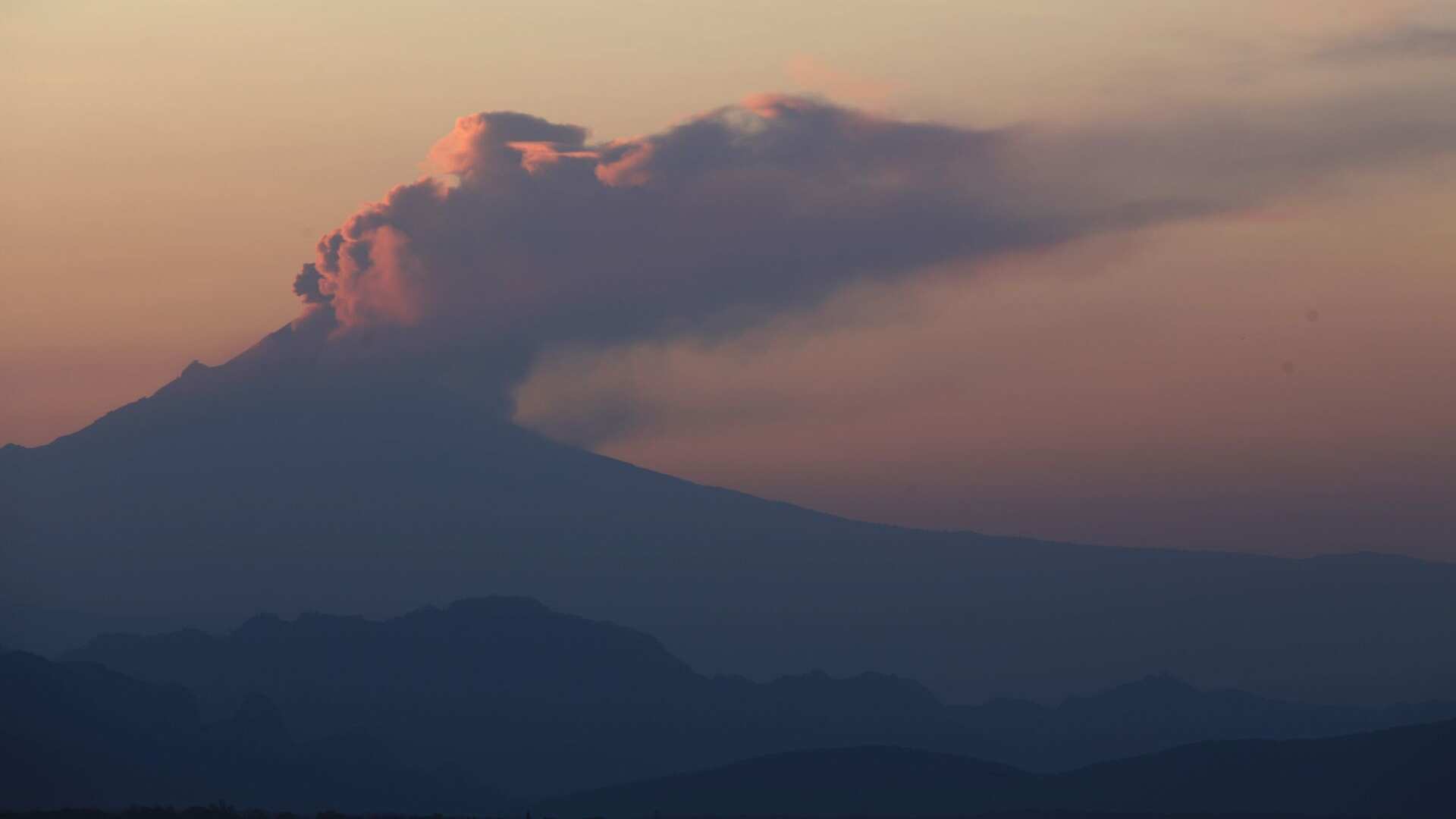 La actividad del volcán en los últimos días ha ido aumentando, aunque sin los niveles que alcanzo en el mes de mayo (Cuartoscuro).