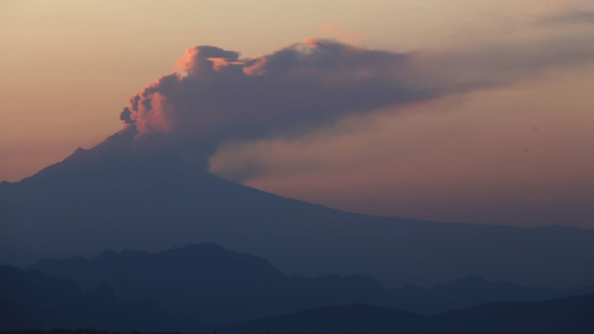 La actividad del volcán en los últimos días ha ido aumentando, aunque sin los niveles que alcanzo en el mes de mayo (Cuartoscuro).