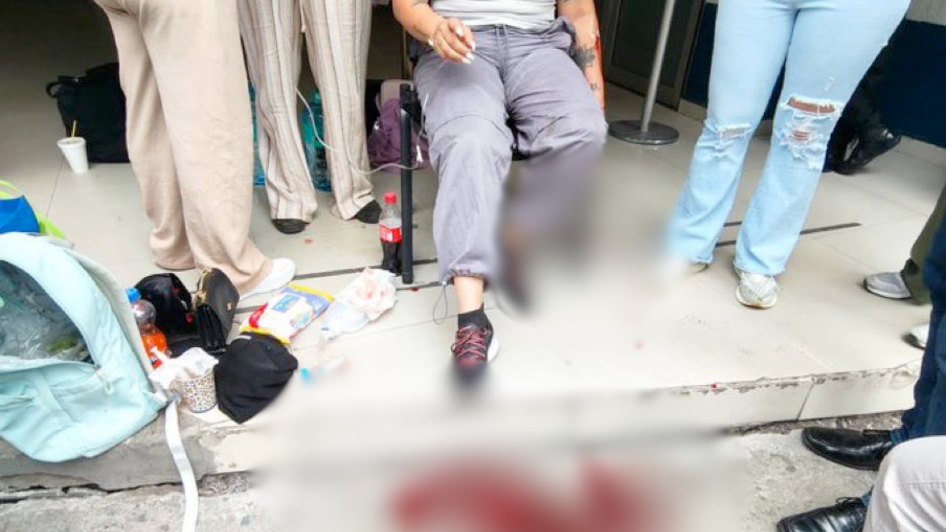Mujeres se extraen sangre frente a Fiscalía CDMX para exigir justicia; así ocurrió