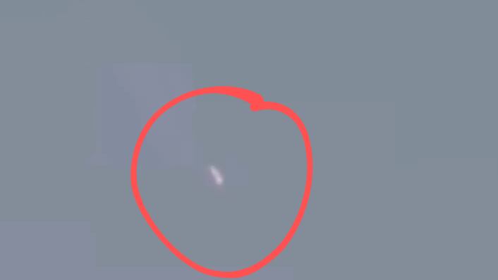 En la grabación se aprecia como lo que puede ser un meteorito o una nave cruce el cielo en llamas.