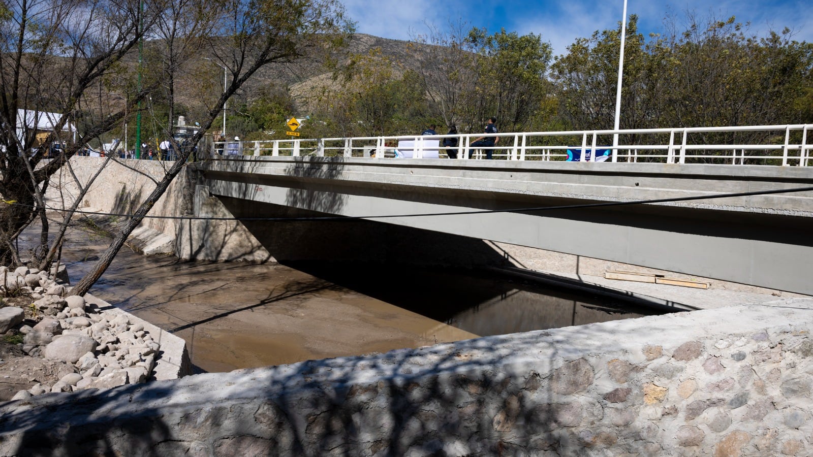 Entregan puente reconstruido en Tolimán
