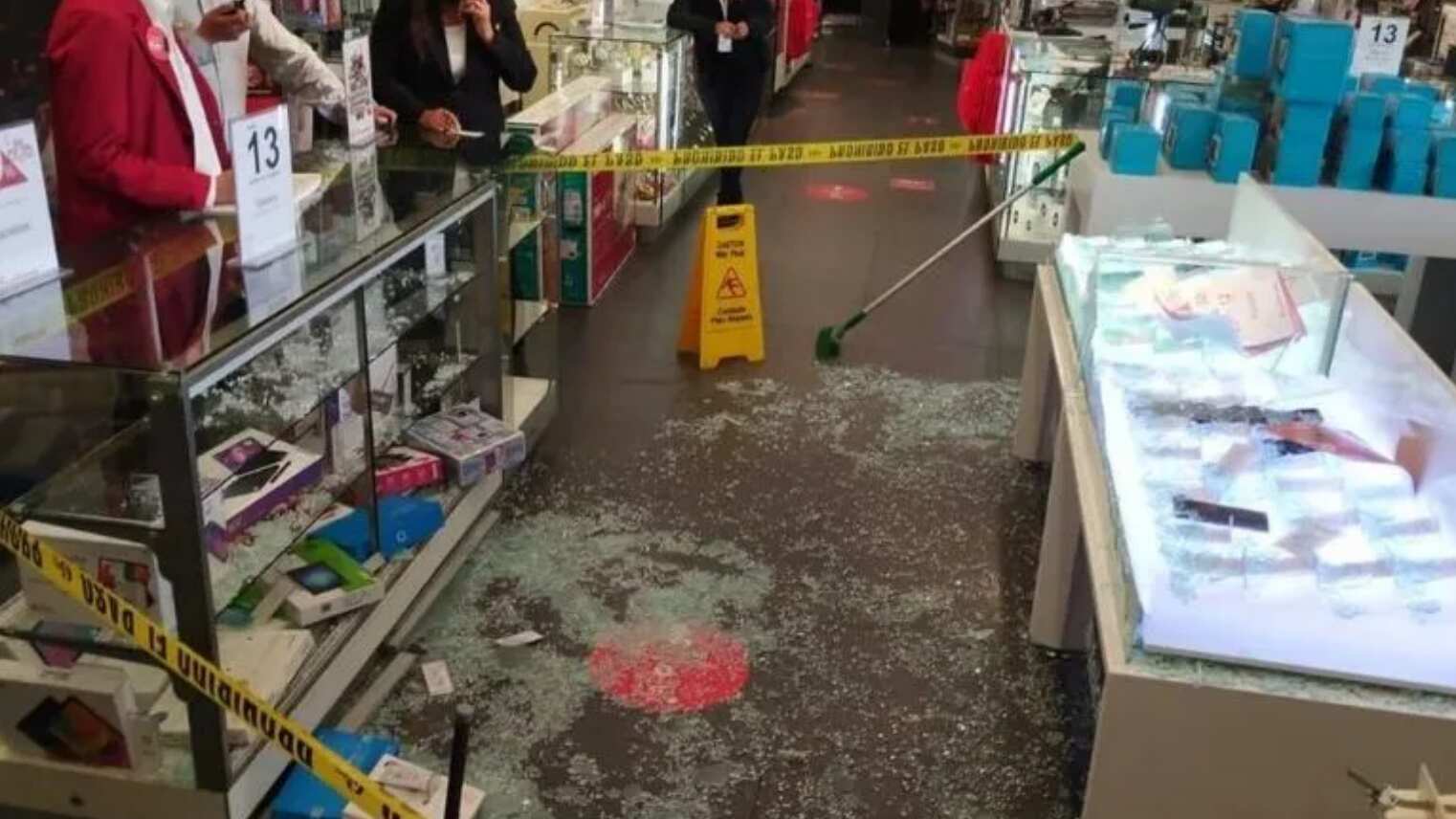 El hecho sorprendió a los comensales y encargados de la tienda. (Especial)