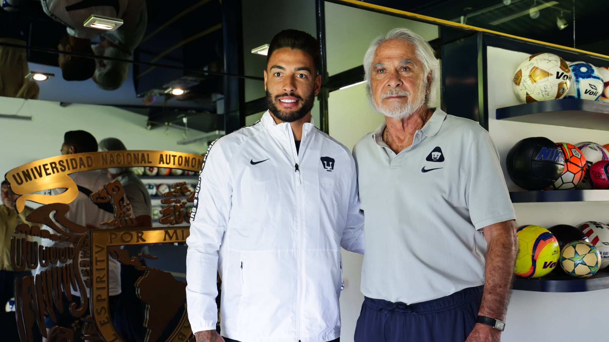 Nathan Silva junto a Miguel Mejía Barón, director deportivo de Pumas.
