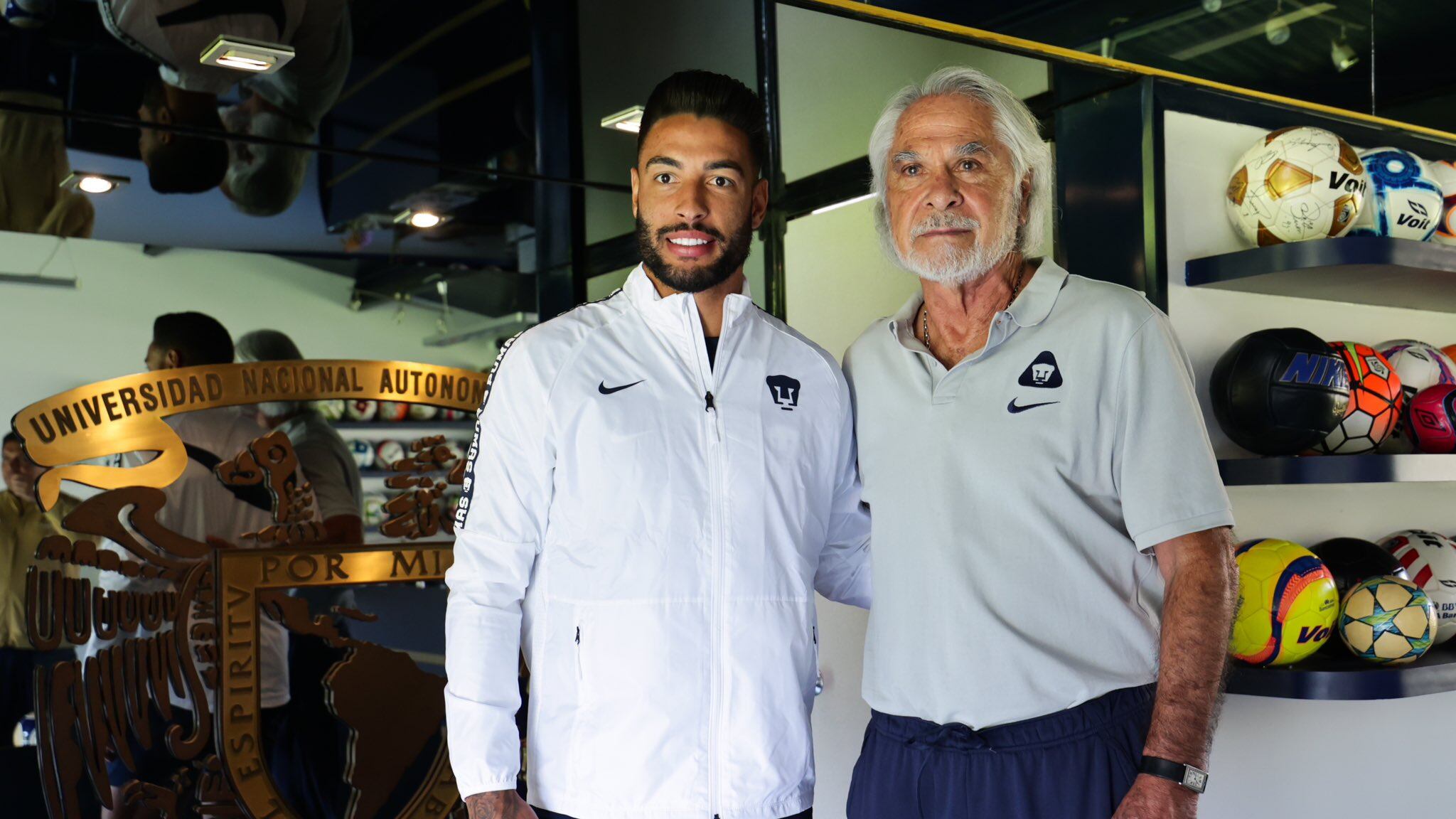Nathan Silva junto a Miguel Mejía Barón, director deportivo de Pumas.