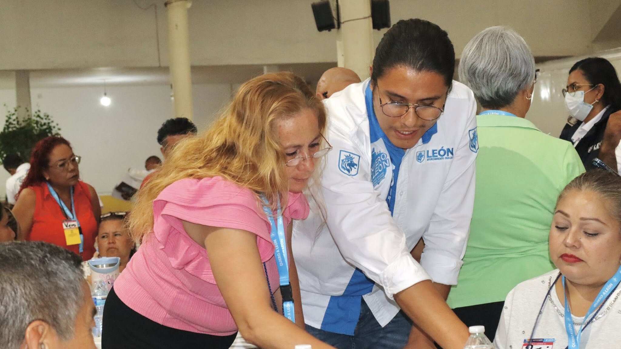 El programa “Ayúdate Ayudando” brinda empleos temporales durante el verano, con actividades en cursos infantiles y espacios públicos en León.