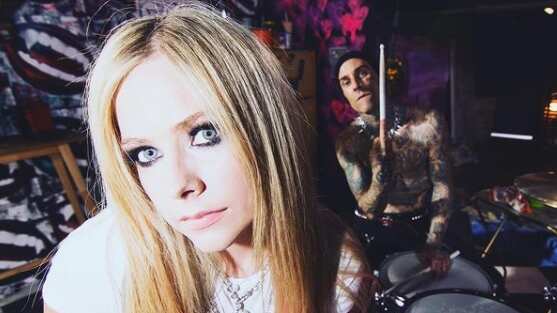 Avril Lavigne ha revelado ahora el video de ‘Bite Me’, dirigido por Hanna Lux Davis y tiene como invitado de honor a Travis Barker.