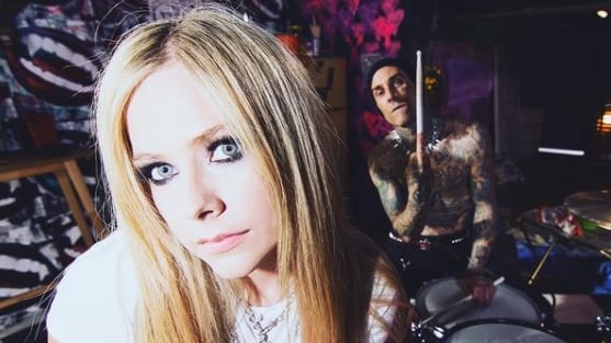Avril Lavigne ha revelado ahora el video de ‘Bite Me’, dirigido por Hanna Lux Davis y tiene como invitado de honor a Travis Barker.