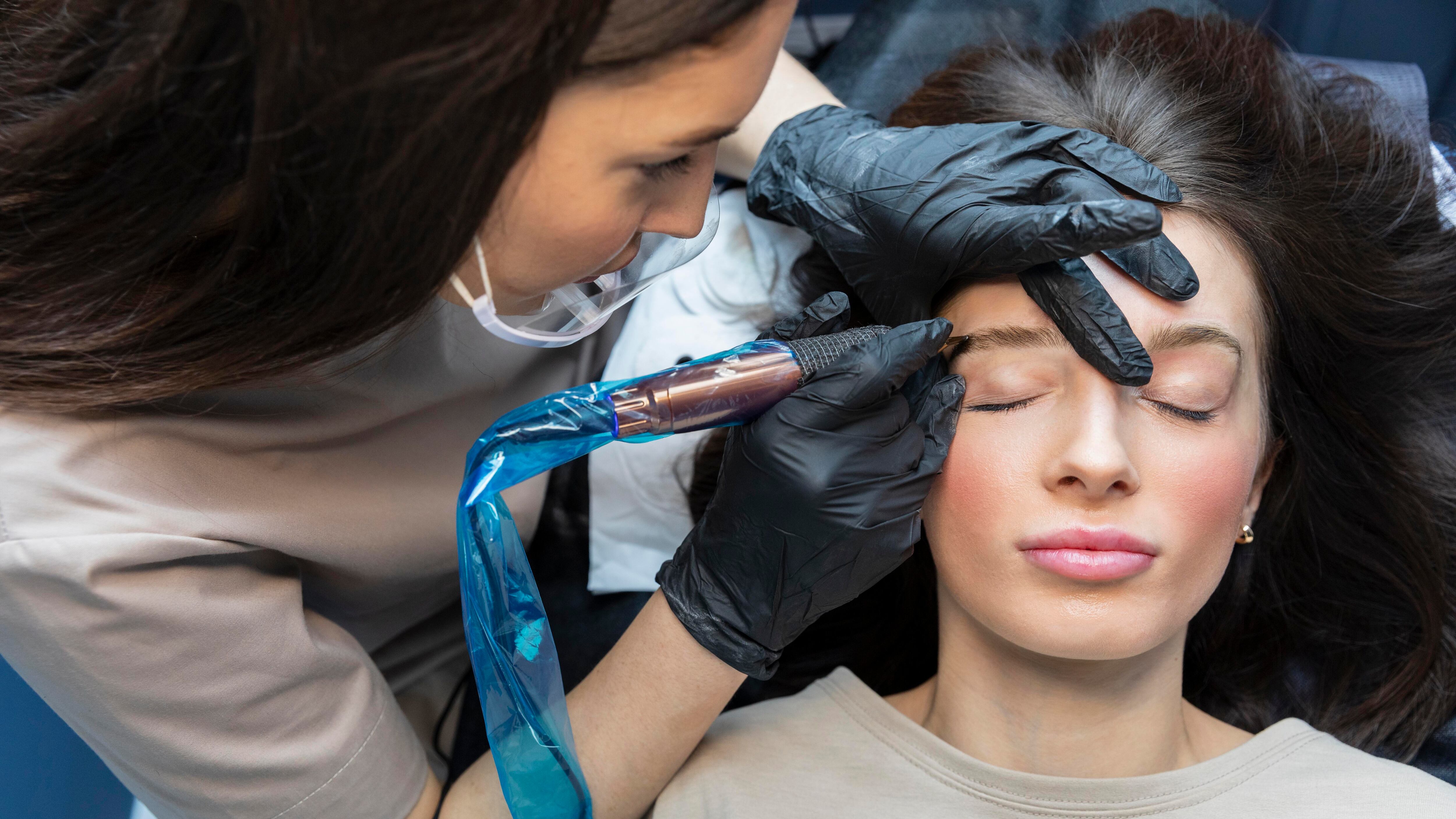 Cinthia Holguín nos da lecciones de cómo transformar el talento que tienes en la belleza en un negocio rentable.