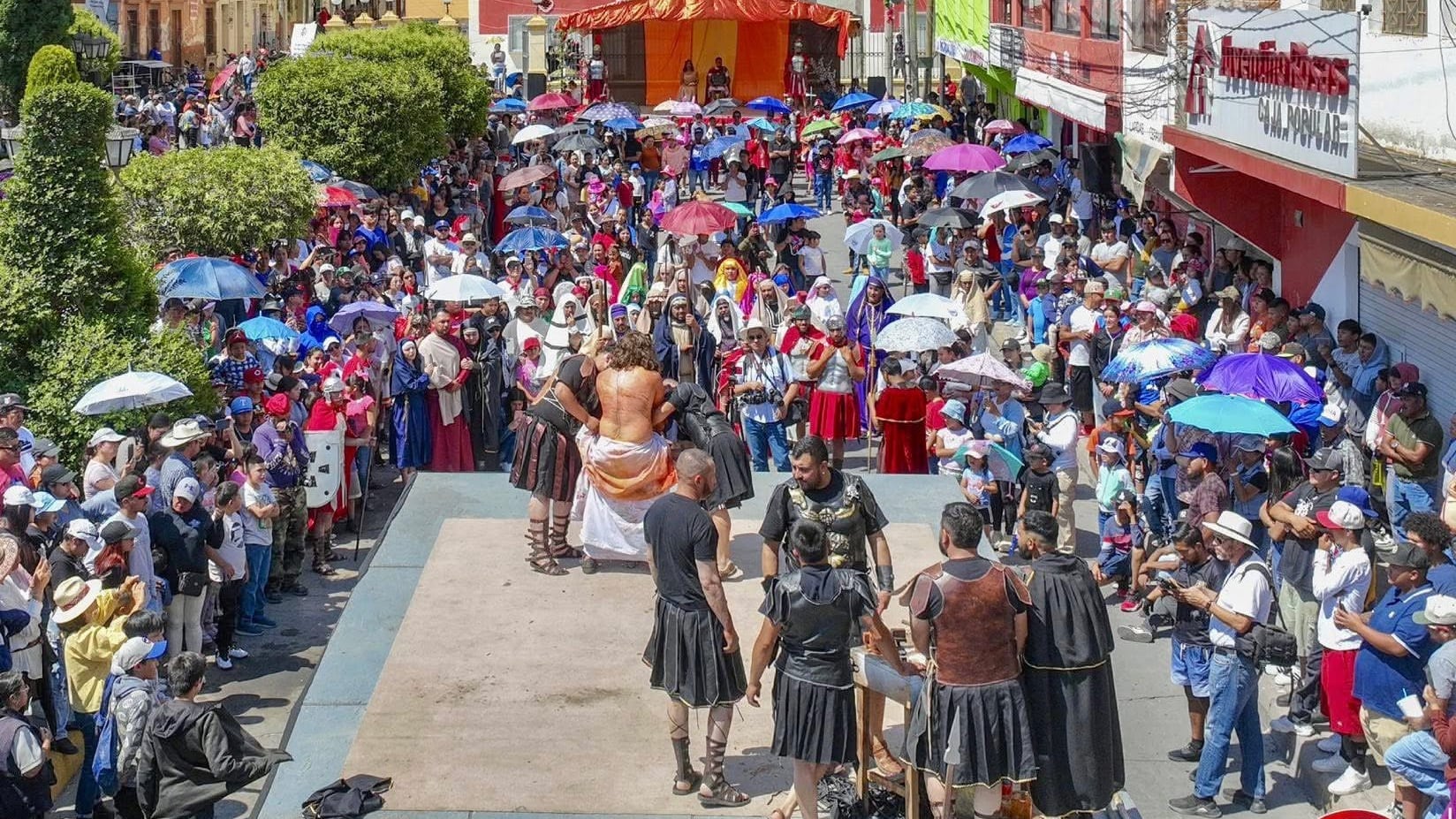 Durante esta temporada, miles de personas acuden a representaciones y festividades tradicionales en distintos municipios, por lo que la organización y la prevención se vuelven clave para una experiencia ordenada.