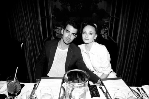 Captan a Sophie Turner besándose nuevamente con Peregrine Pearson tras su separación con Joe Jonas