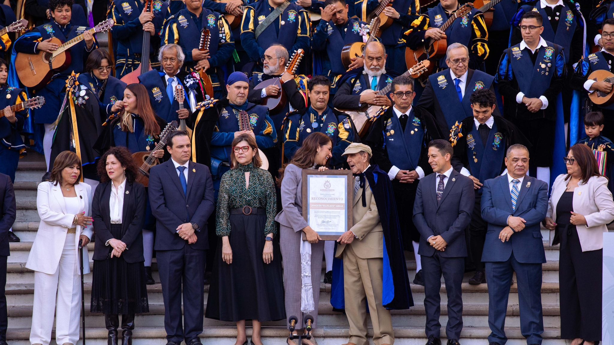 La Estudiantina de la Universidad de Guanajuato fue declarada Patrimonio Cultural Intangible del Estado durante ceremonia en las escalinatas de la UG.