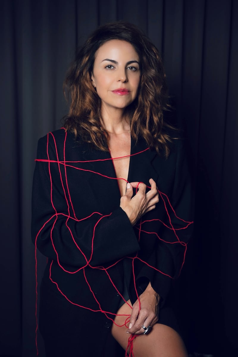 Alejandra Ambrosi visibiliza la violencia de género con la tercera temporada de ‘Hilos’