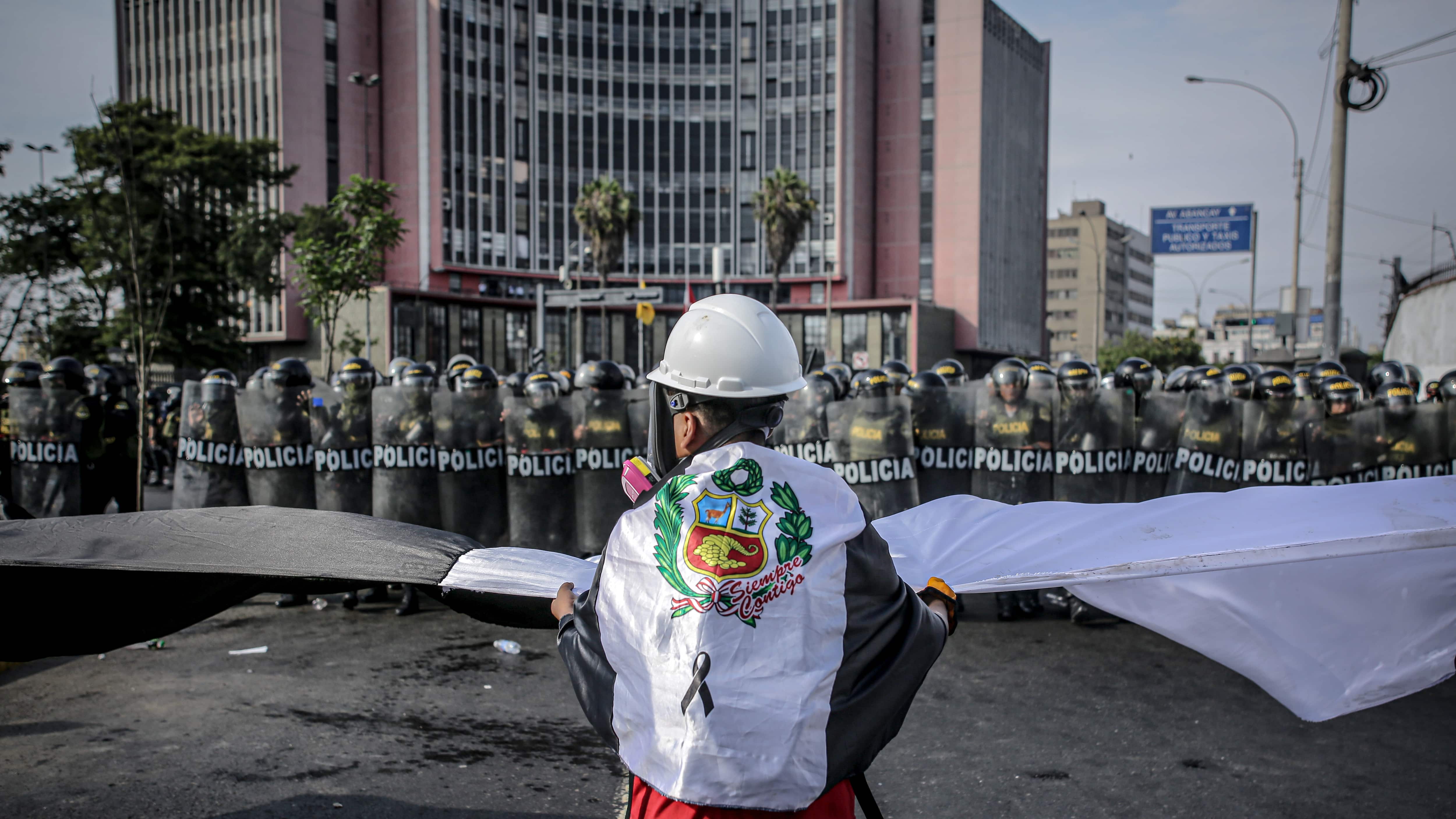 AME7303. LIMA (PERÚ), 19/01/2023.- Manifestantes enfrentan a miembros de la Policía durante la "toma de Lima" hoy, en Lima (Perú).
