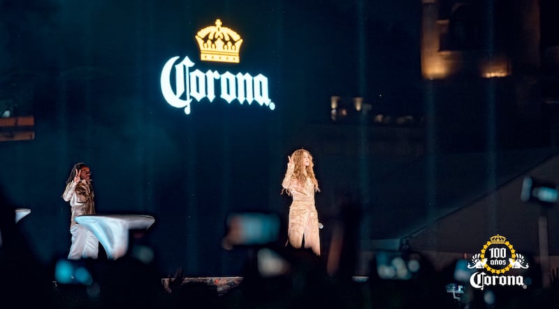 Corona conmemoró 100 años de historia con un concierto gratuito de Shakira en el Zócalo de la Ciudad de México, como un regalo a los mexicanos. El evento reafirmó su vínculo cultural con el país y su compromiso de seguir impulsando el progreso y el talento nacional