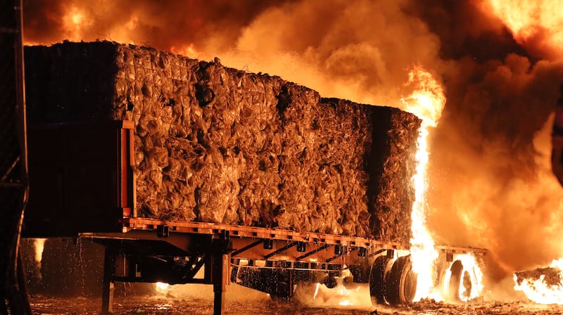 Los cuerpos de emergencia tuvieron que trabajar arduamente para evitar que el fuego brincara a los talleres de la central de autobuses.