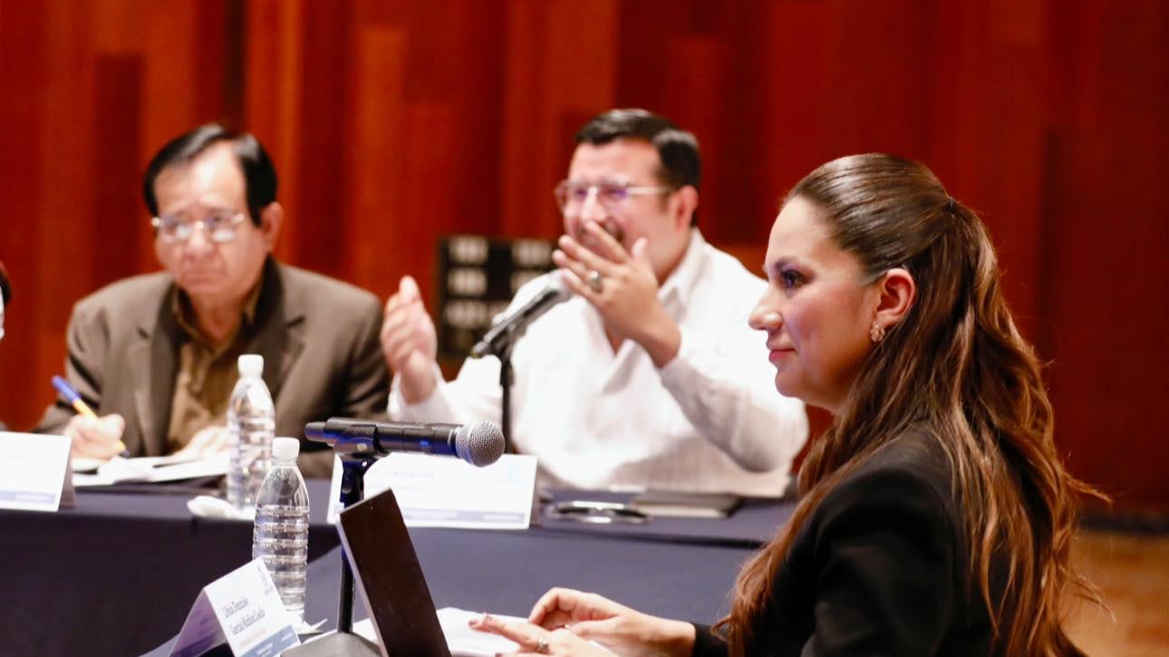 Mandataria estatal y ediles de oposición revisan proyectos de obra pública que serán presentados ante la Secretaría de Hacienda.