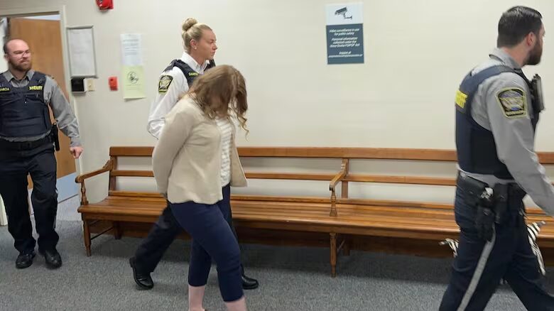 Es la segunda vez que detienen Nicole MackLeod por mantener un vínculo sexual con un alumno de su escuela