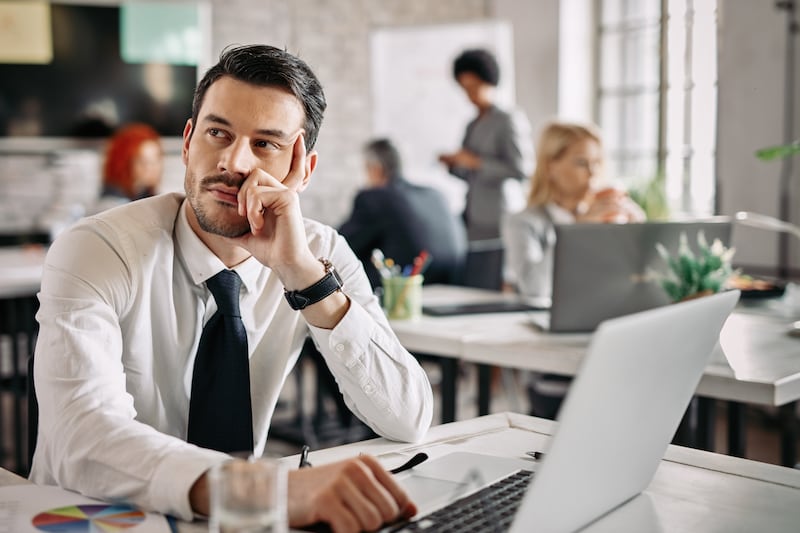 Negociar las condiciones de nuestro salario no se trata solamente de pedir más dinero, sino de hacer una reflexión entre lo que le ofreces a la empresa y lo que recibes. Foto: Freepik.